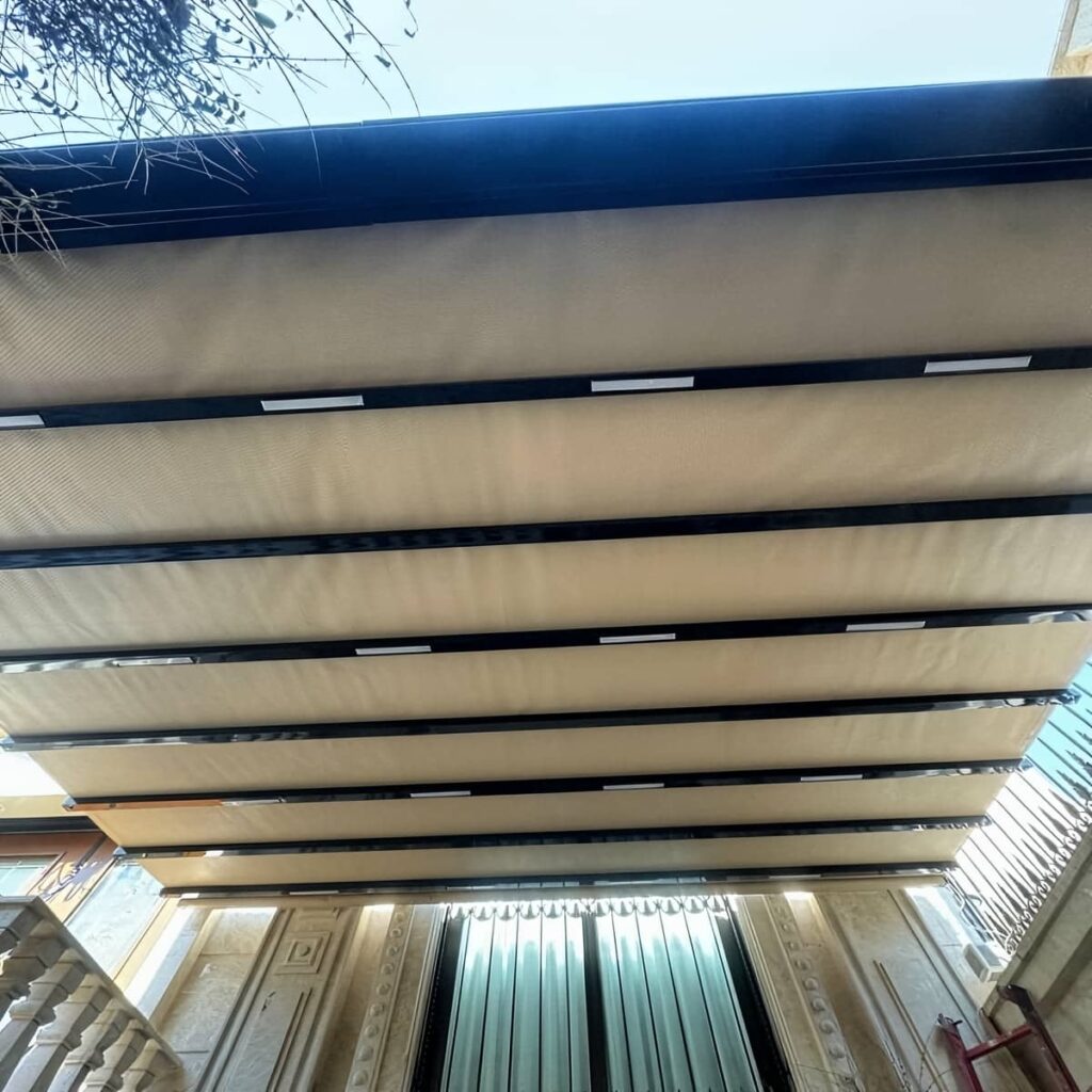 سایبان برقی کرم بالای حیاط خانه قدیمی ایلام
