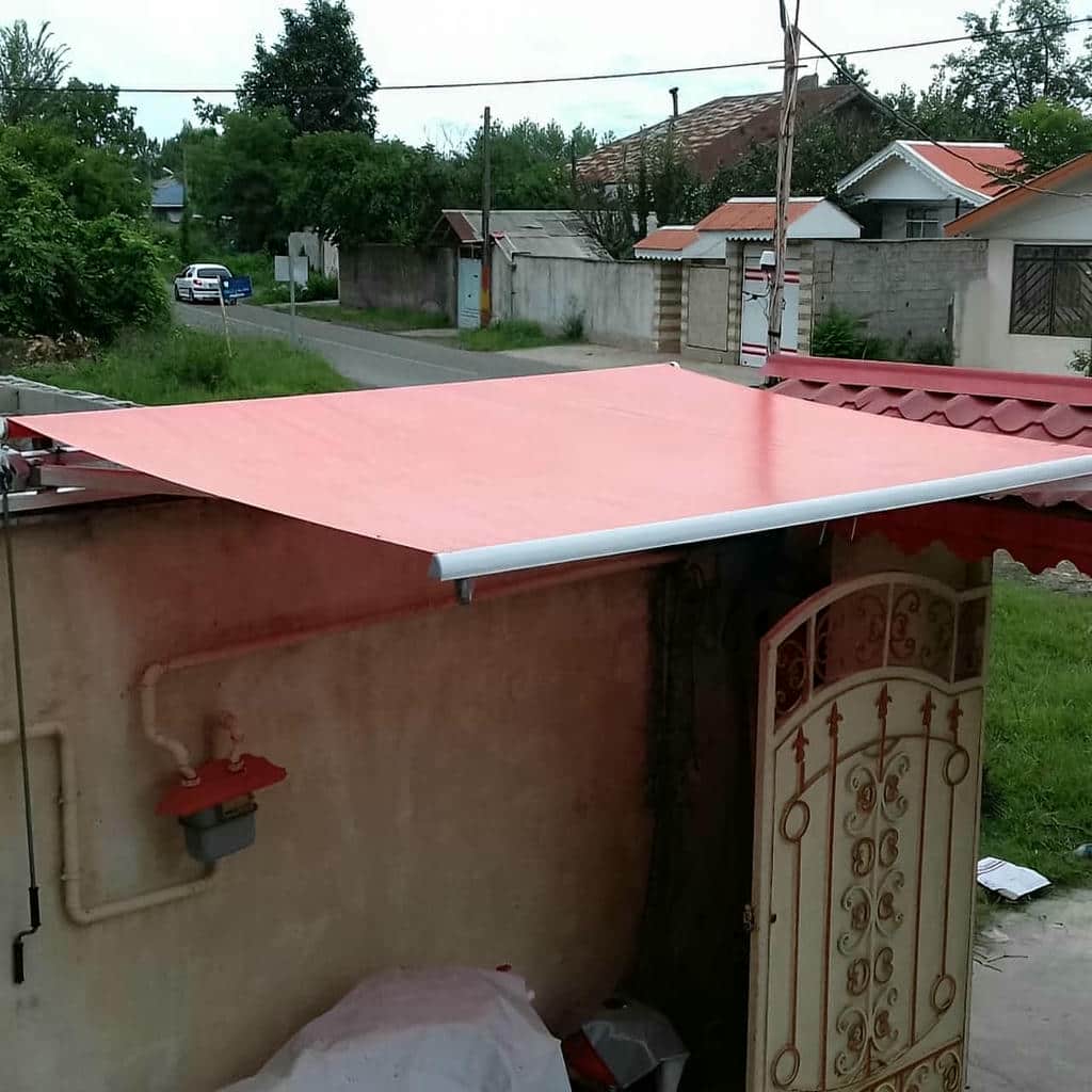 سایبان برقی کرم بالای میز چوبی غذاخوری ایوان