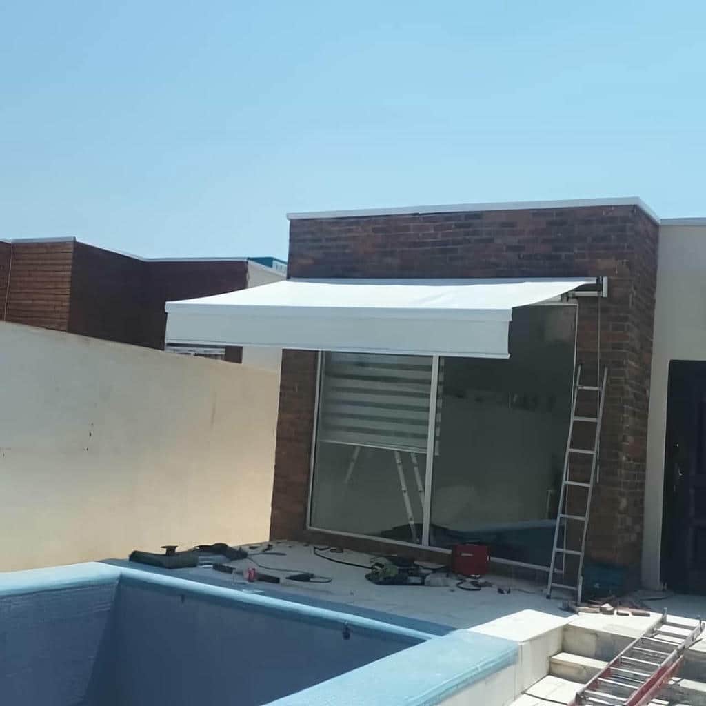 سایبان برقی کرم بالای پیشخوان مرسولات زاهدان