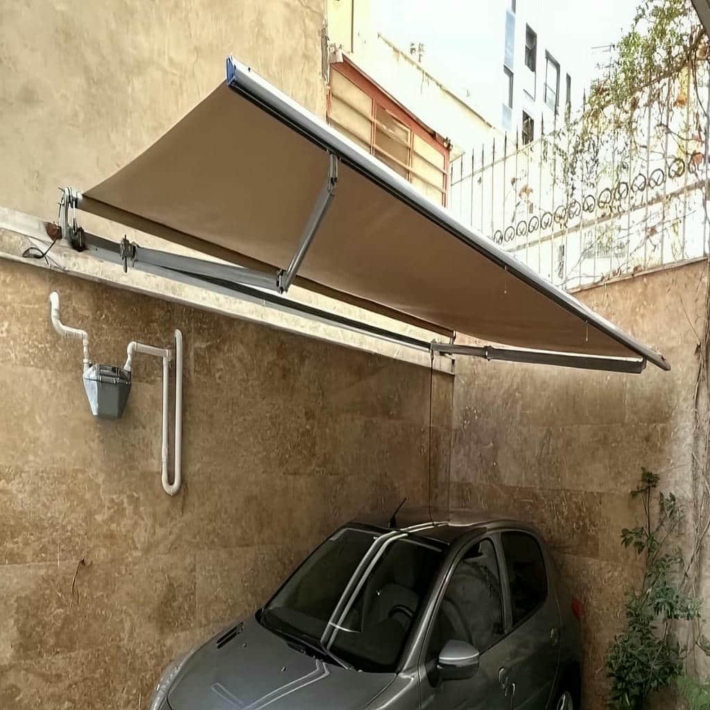 سایبان برقی کرم بر فراز پنجره قدی فروشگاه
