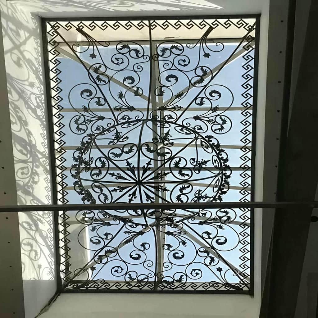 شبکه فلزی مشکی روی نمای روشن ضلع بادگیر