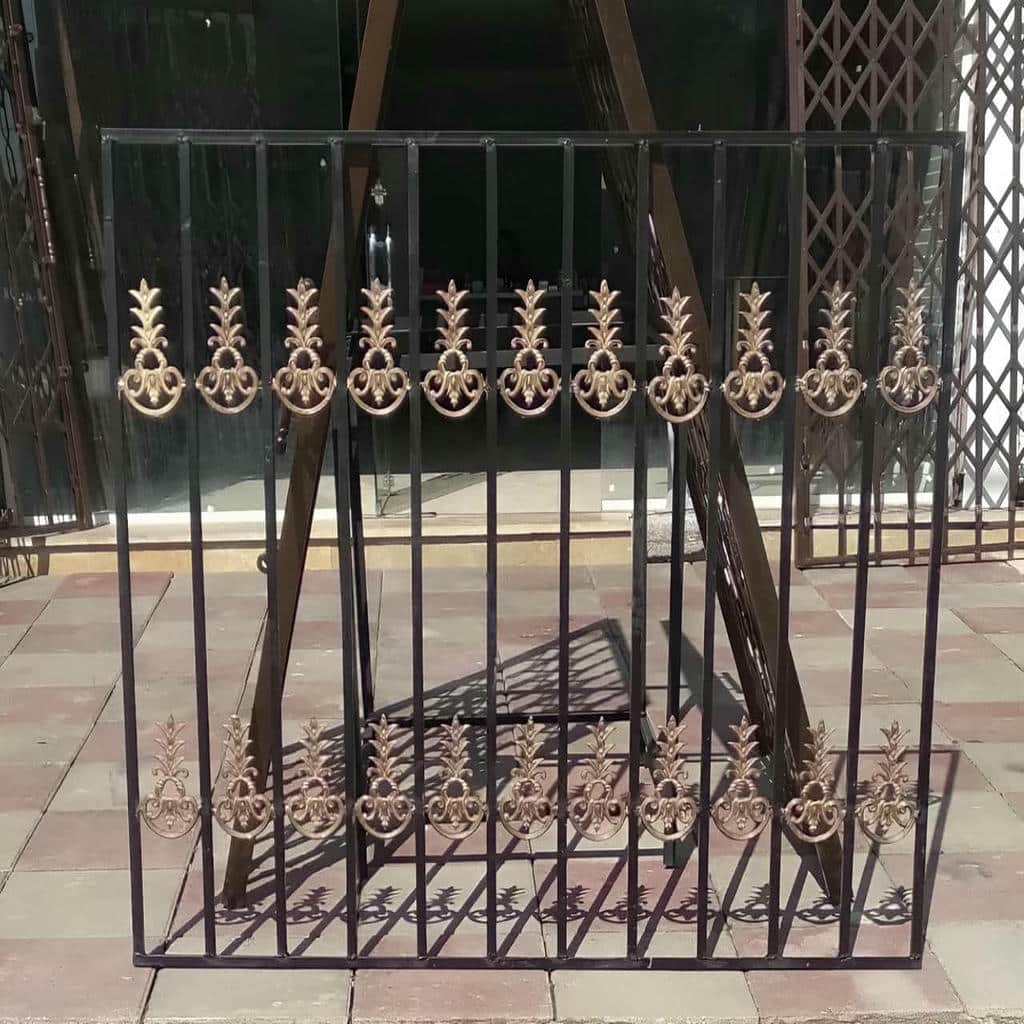 قاب آهنی زغالی مقابل پنجره چوبی فرسوده
