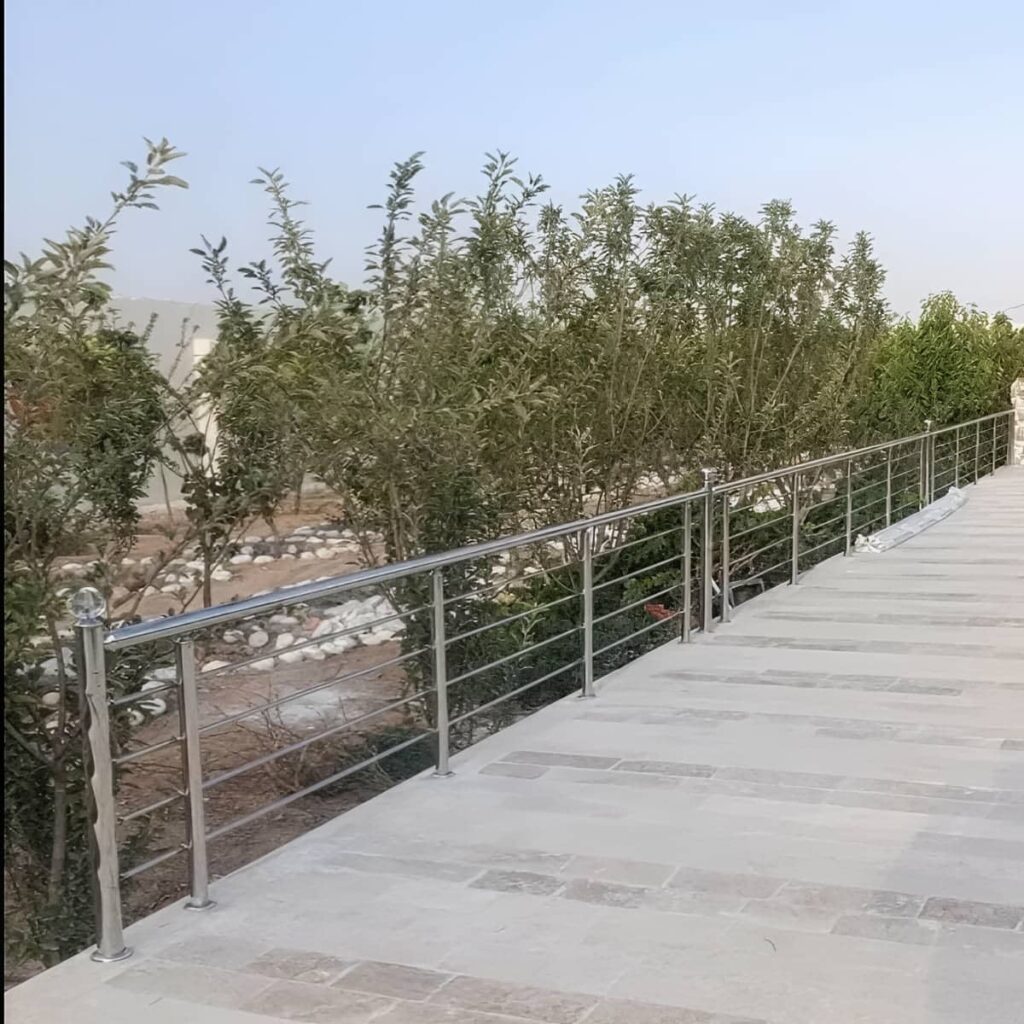 قاب استیل برس خورده کنار پنجره قدی تراس