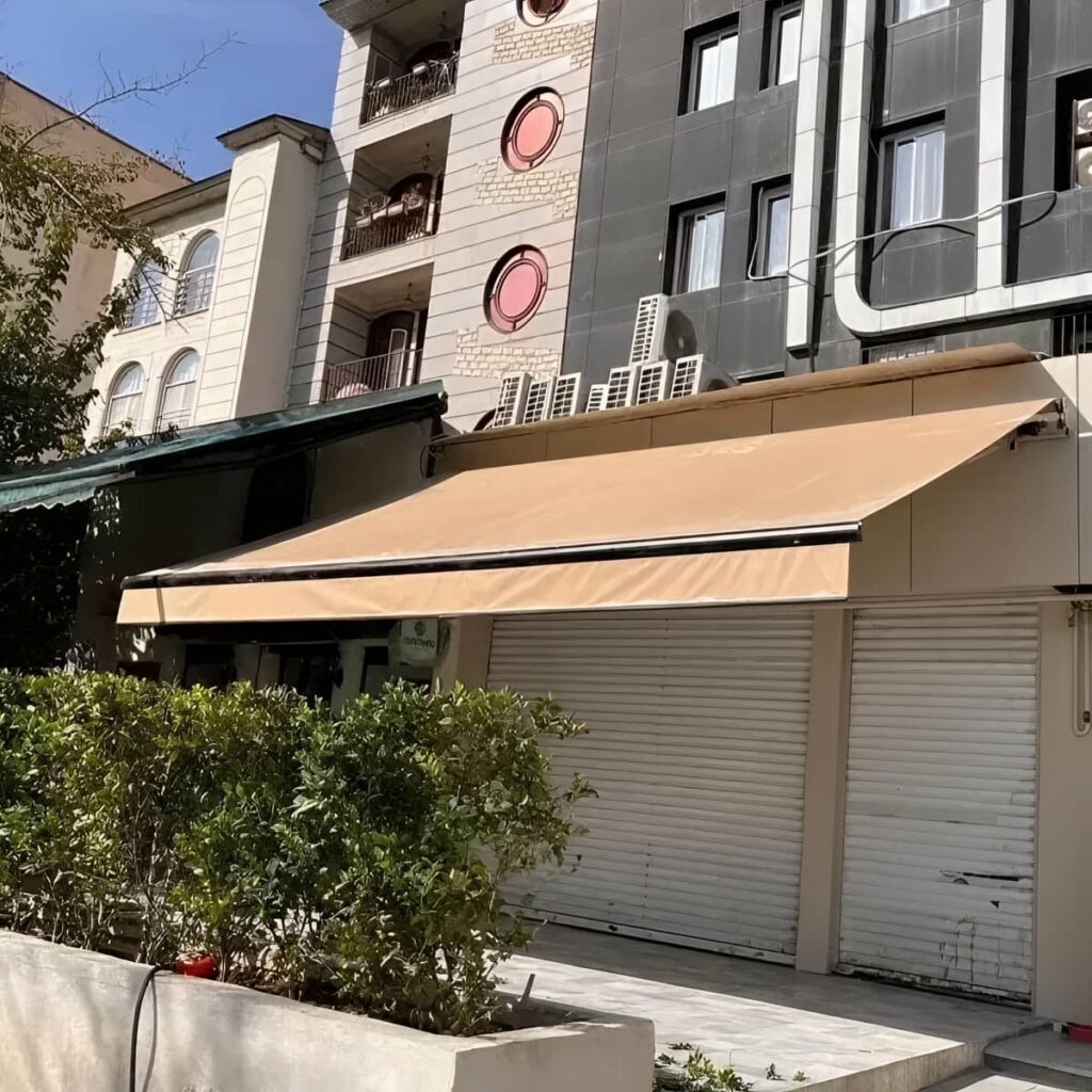 قاب بازویی خاکستری بالای در کشویی سالن