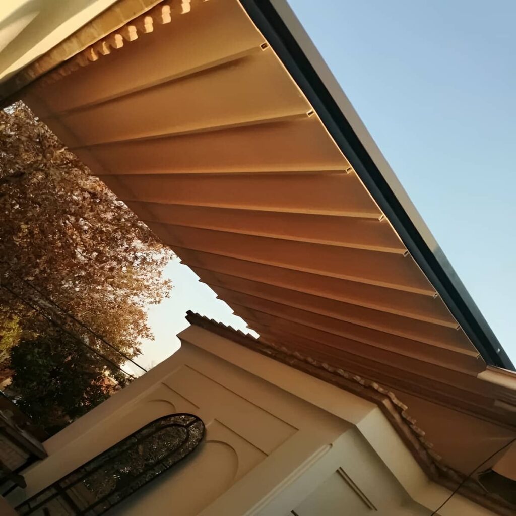 قاب بازویی مشکی بالای میز کوچک حیاط