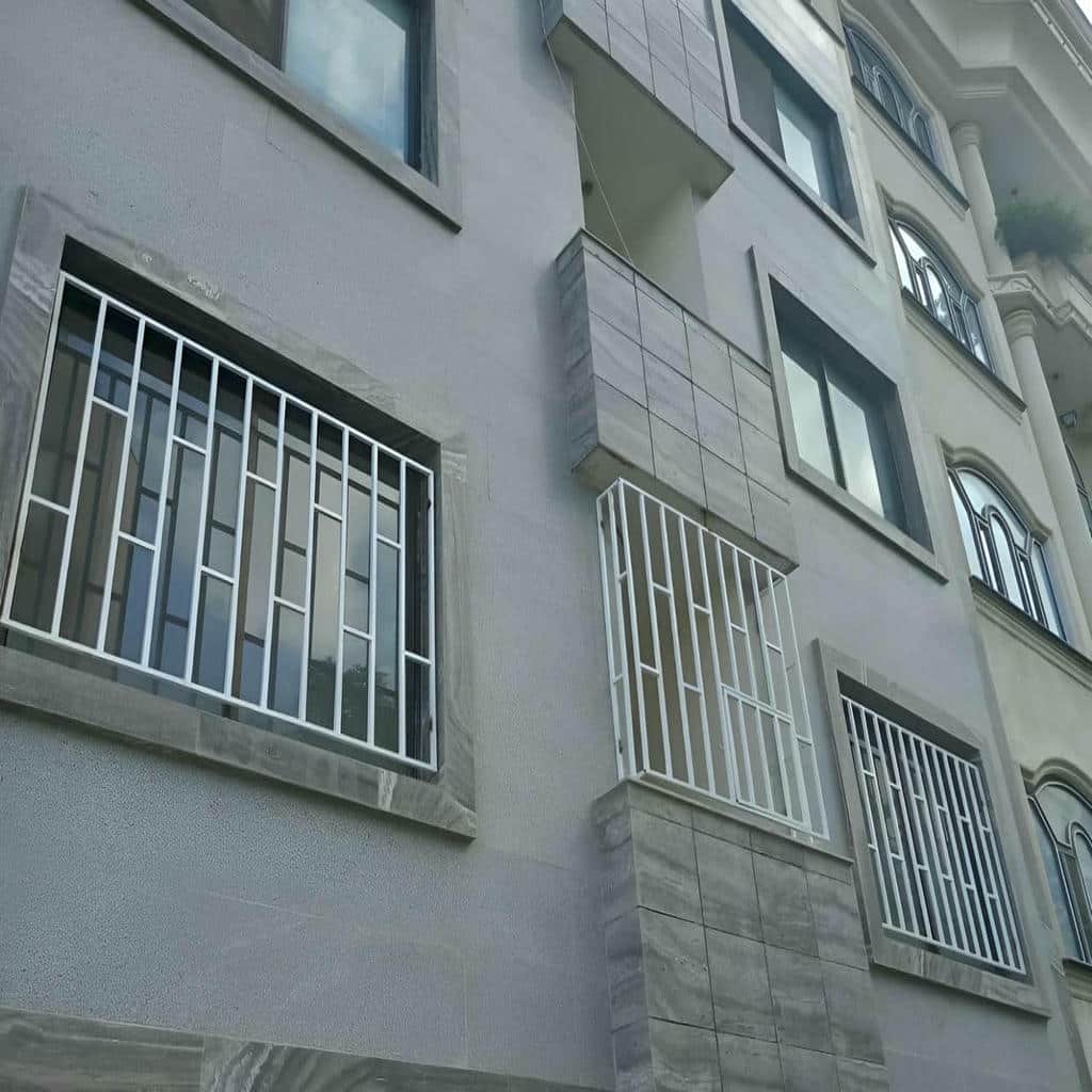 قاب فلزی مشکی در امتداد شیشه سرتاسری سالن انتظار