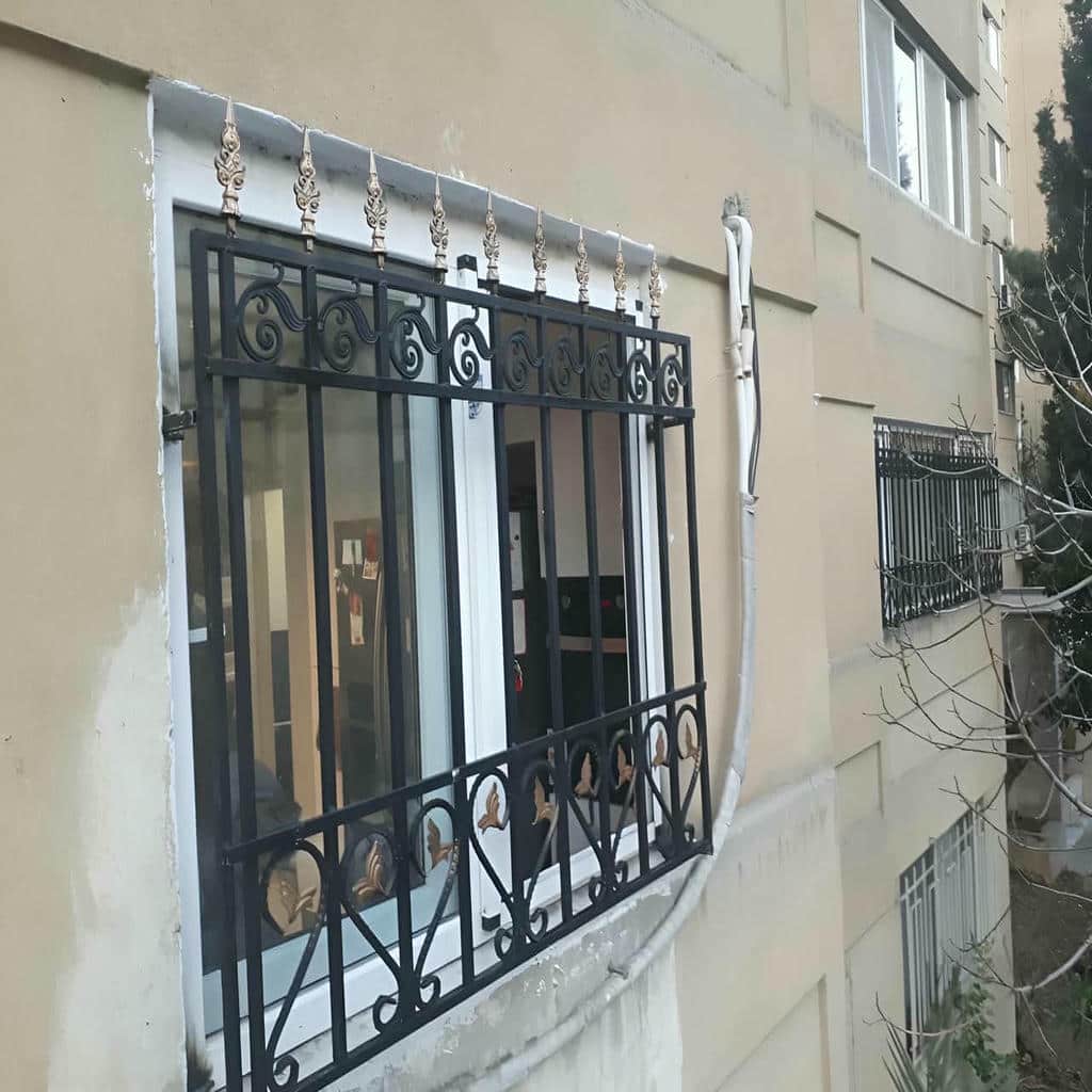 قاب نرده خاکستری مجاور مسیر پارکینگ
