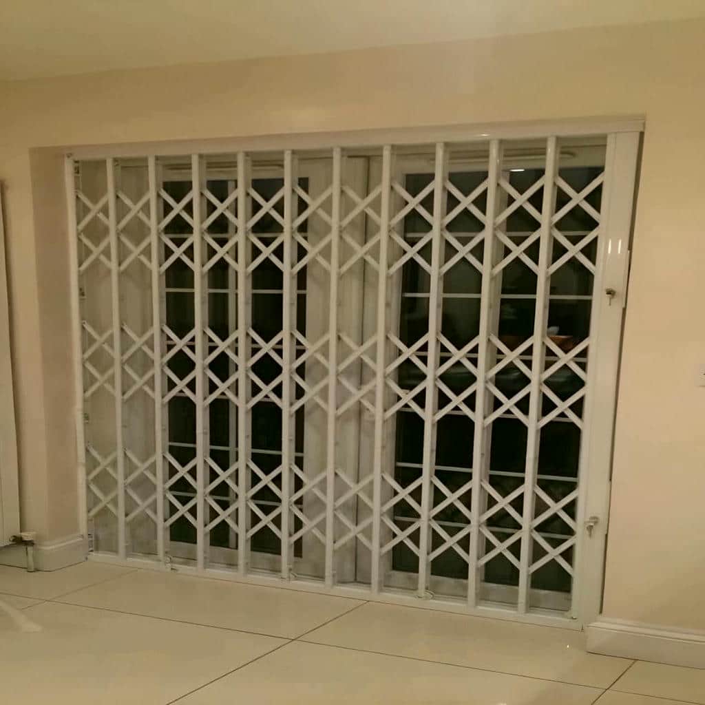 محافظ تاشوی قهوهای مقابل در آپارتمان کوچک محافظ تاشوی قهوهای مقابل در آپارتمان کوچک