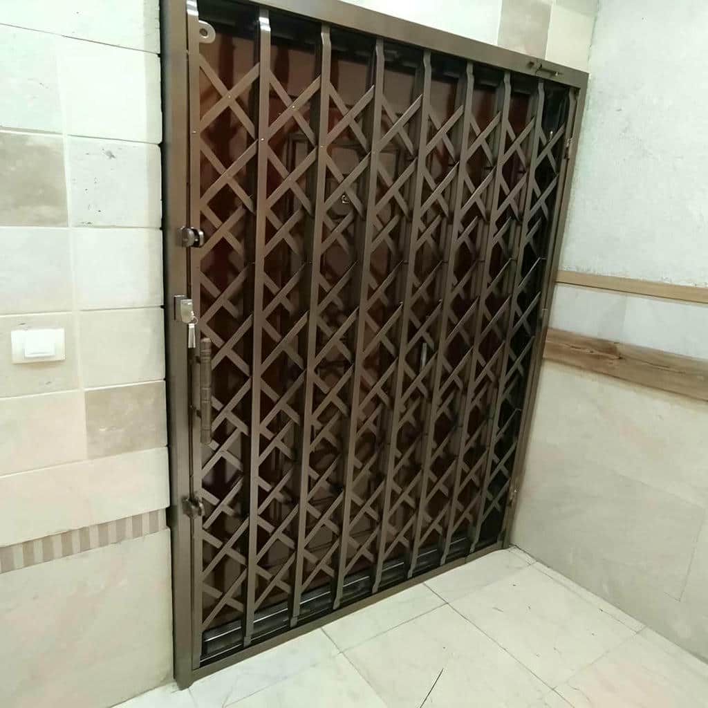 محافظ تاشو خاکستری با ریل نمایان ساختمان