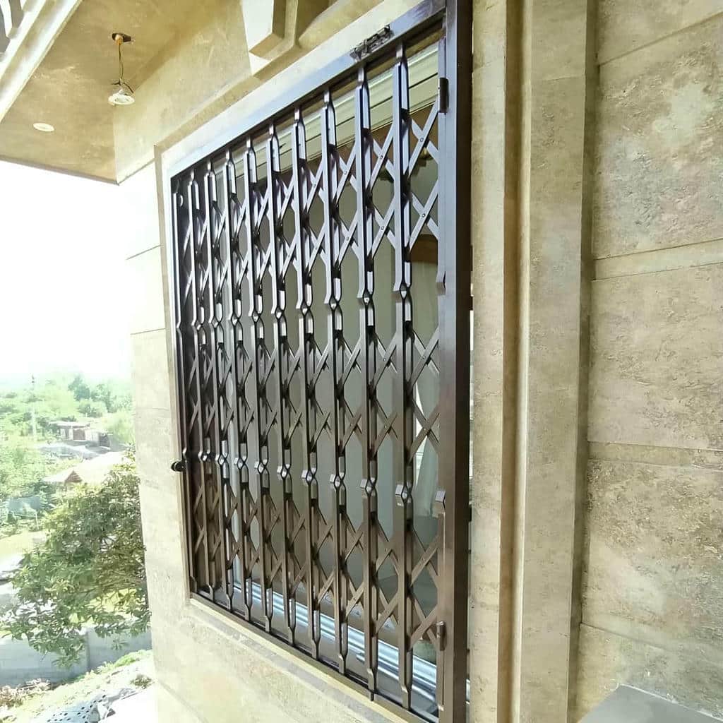 محافظ تاشو سفید کنار باغچه ساختمان در استان اصفهان