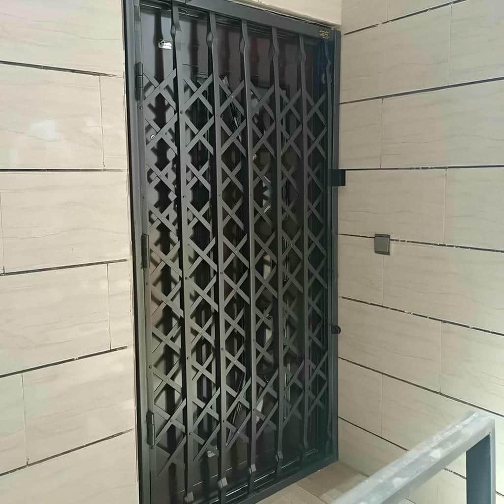 محافظ تاشو مشکی جمع شده کنار دیوار کوتاه