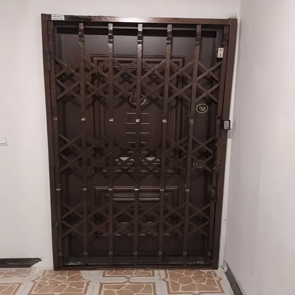 محافظ کشویی دولنگه مقابل ورودی روشن ساختمان