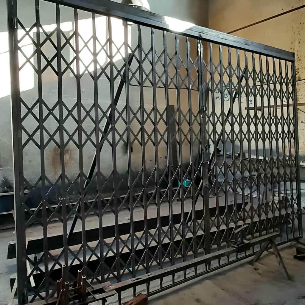محافظ کشویی مشکی زیر سایبان ورودی مسکونی