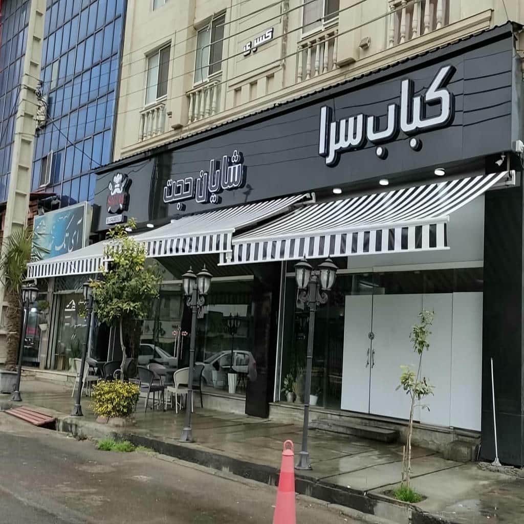 مقایسه نمونه پارچه سرمه ای و خاکستری روی میز