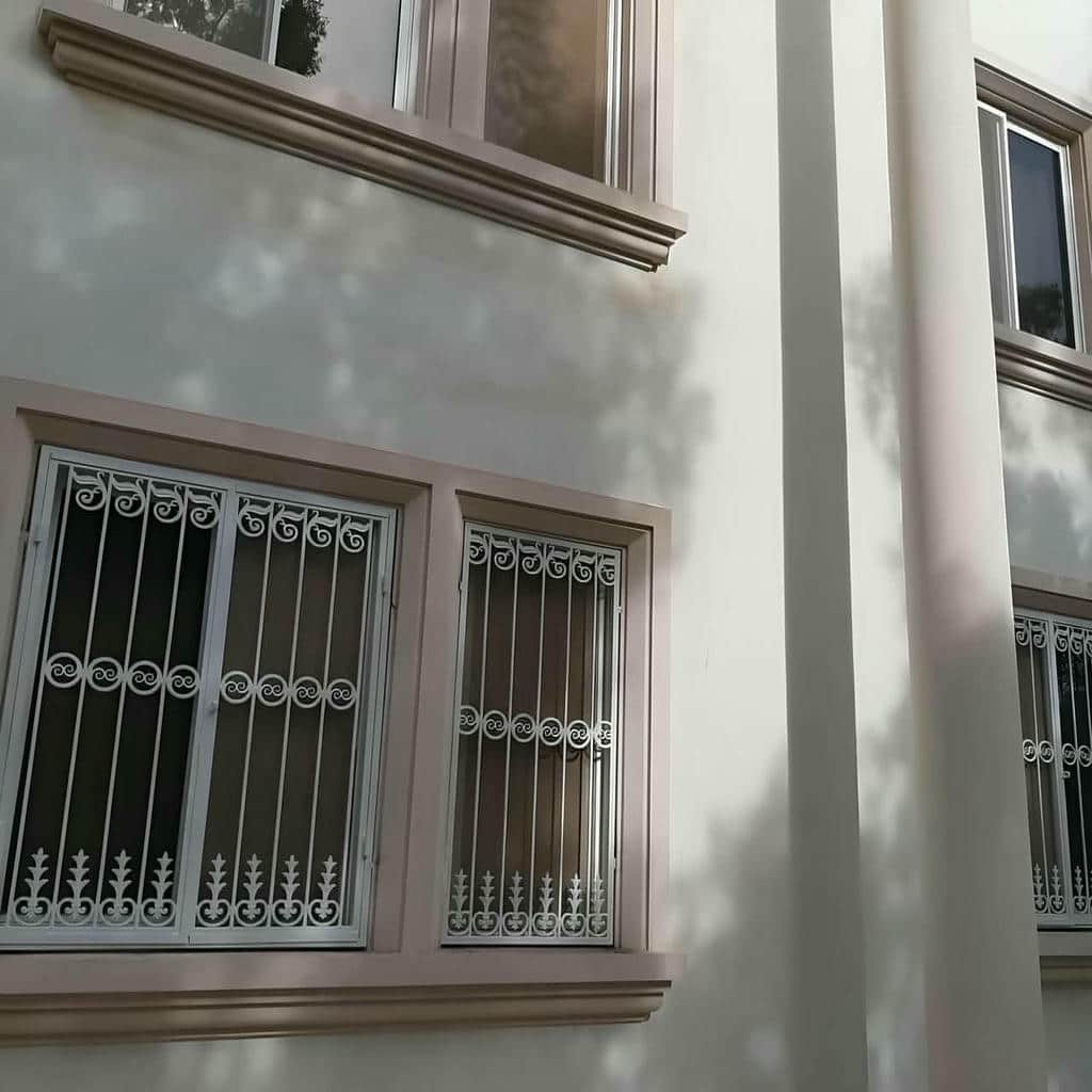 نرده آهنی مشکی کنار رمپ پارکینگ اداری