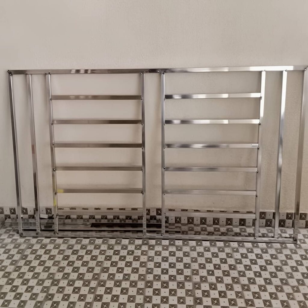 نرده بالکن استیل برس‌خورده روی نمای روشن