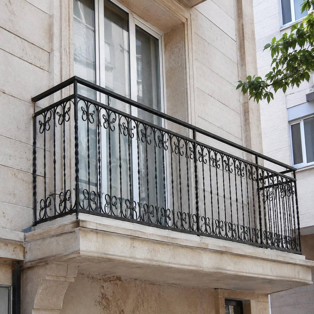 نرده بالکن سفارشی روی نمای آجری اردبیل