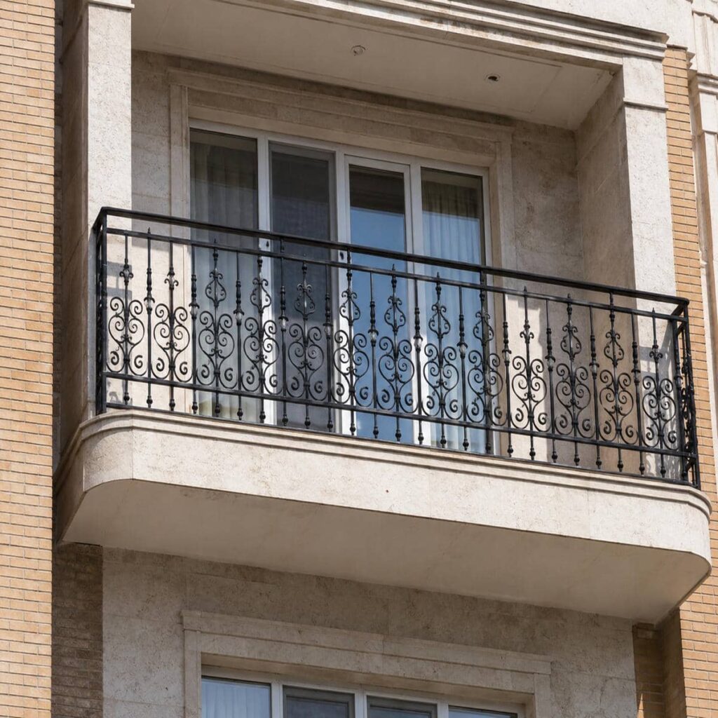 نرده بالکن مشکی ایوان مرتفع ویلا در سنندج