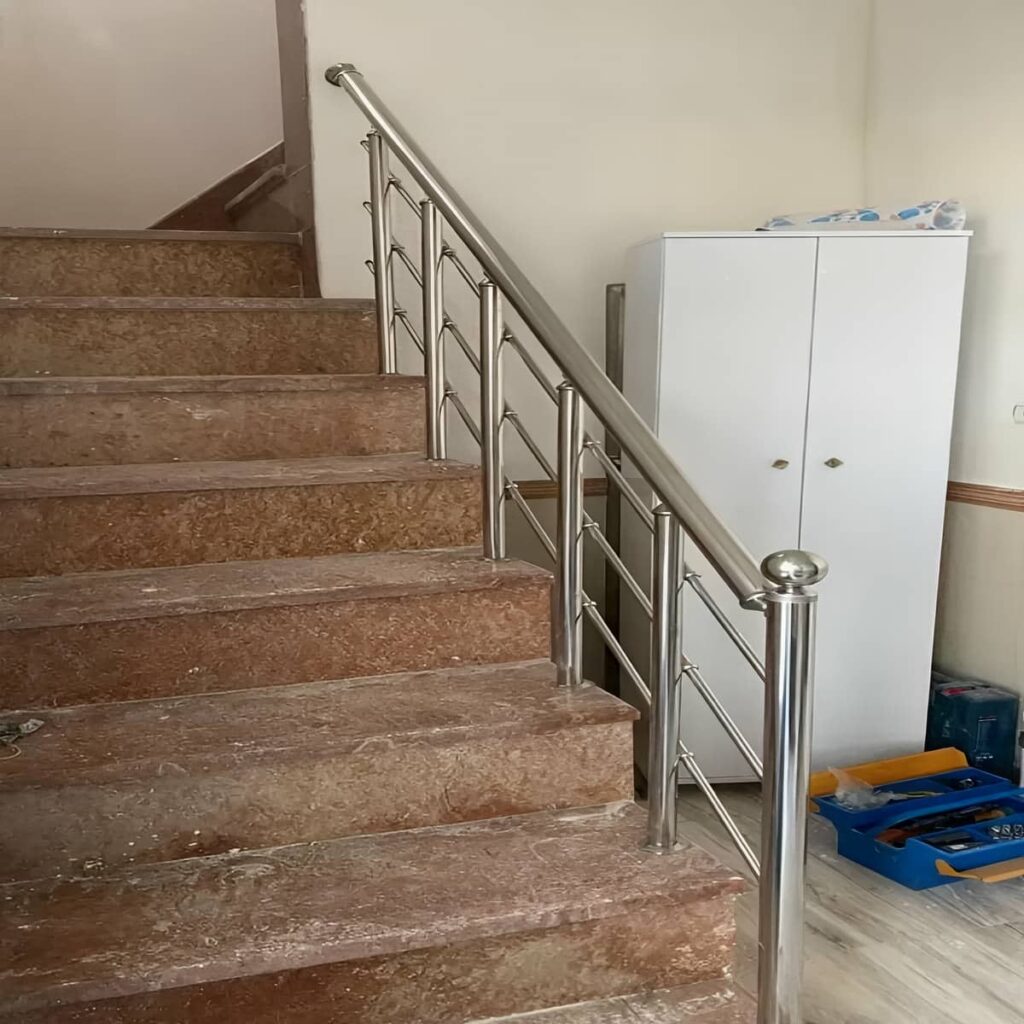 نرده راه پله استیل با پرداخت مات در پاگرد