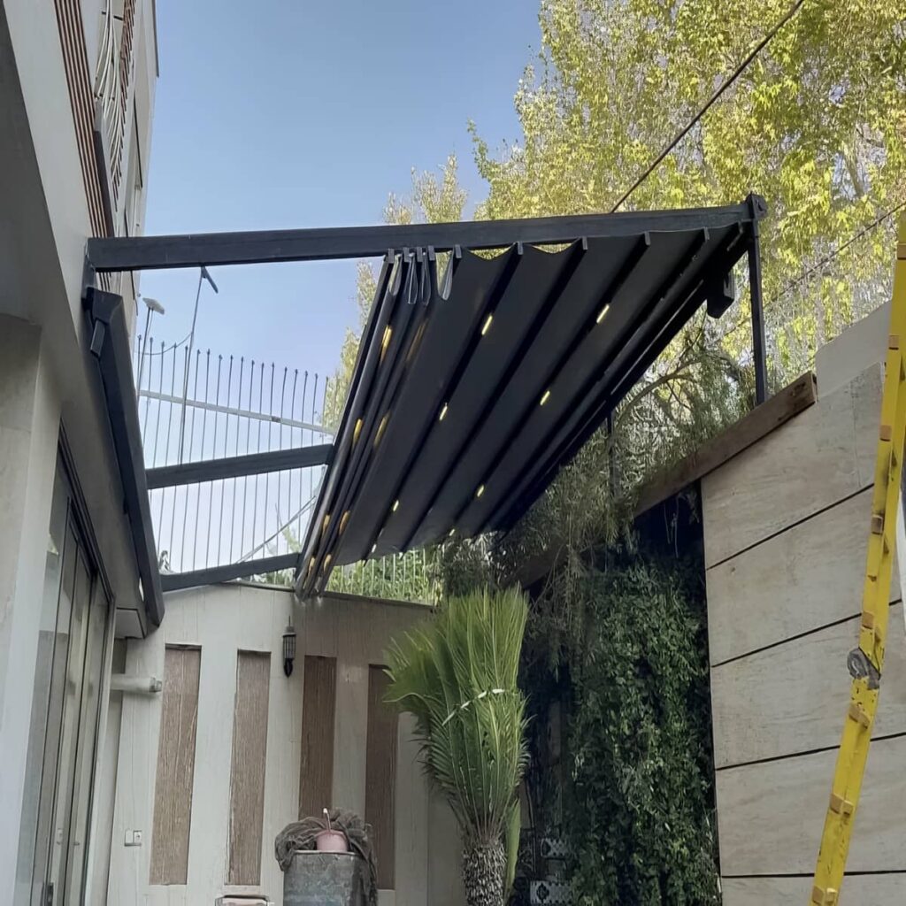 نرده فرفورژه مشکی بالای سایه انداز کلاسیک