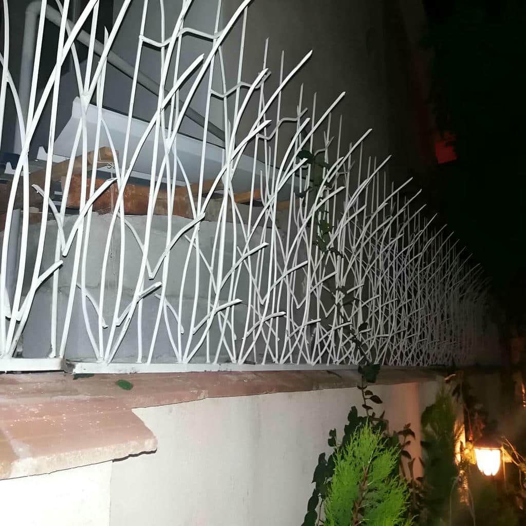 نرده فلزی مشکی کنار سکوی تخلیه بار