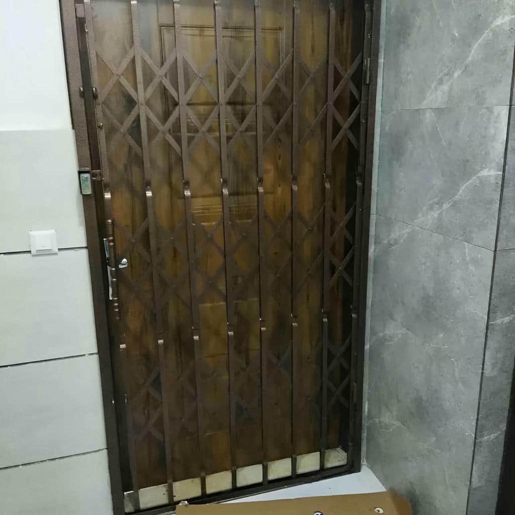 نمای جانبی گارد کشویی طوسی کنار پلکان سنگی