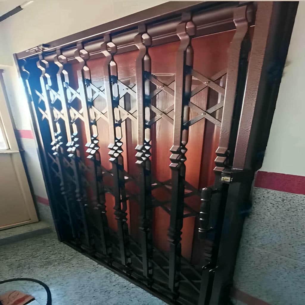 نمای نزدیک ریل باریک روی چارچوب فلزی نمای نزدیک ریل باریک روی چارچوب فلزی