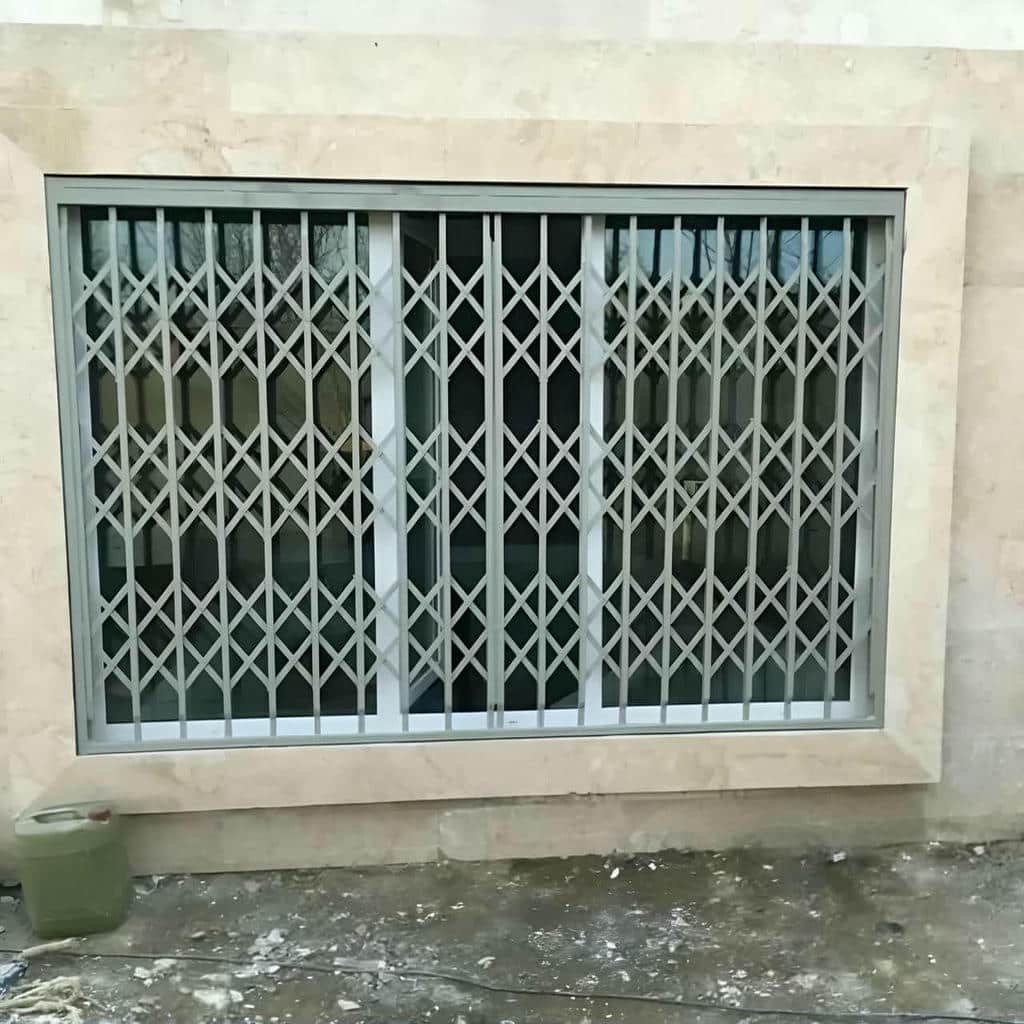 نمای نزدیک قفل فلزی گارد کشویی مسکونی