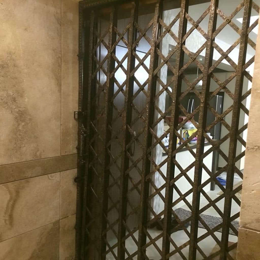 نمای نزدیک پرچ‌های فلزی روی تسمه مشکی