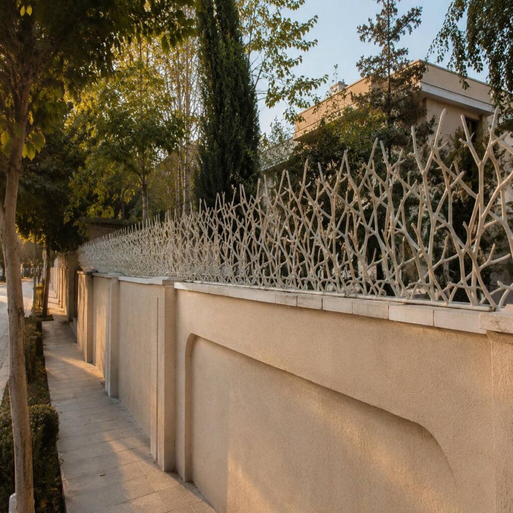 نمای نزدیک پوشش مات روی شاخه فولادی