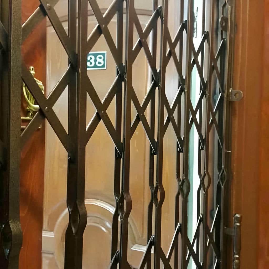 نمای نزدیک چرخ و ریل محافظ ورودی