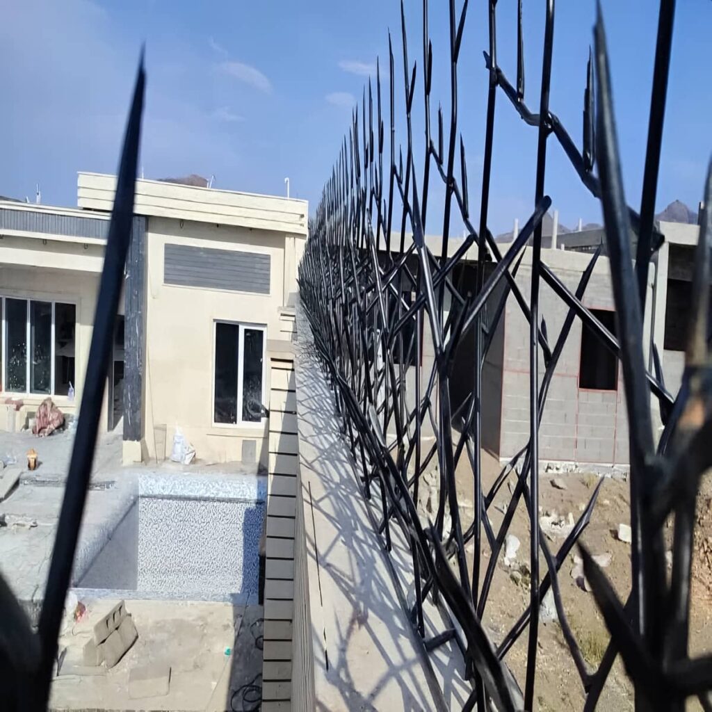 نمای پنل سرنیزه‌ای مقابل پنجره اتاق نگهبانی