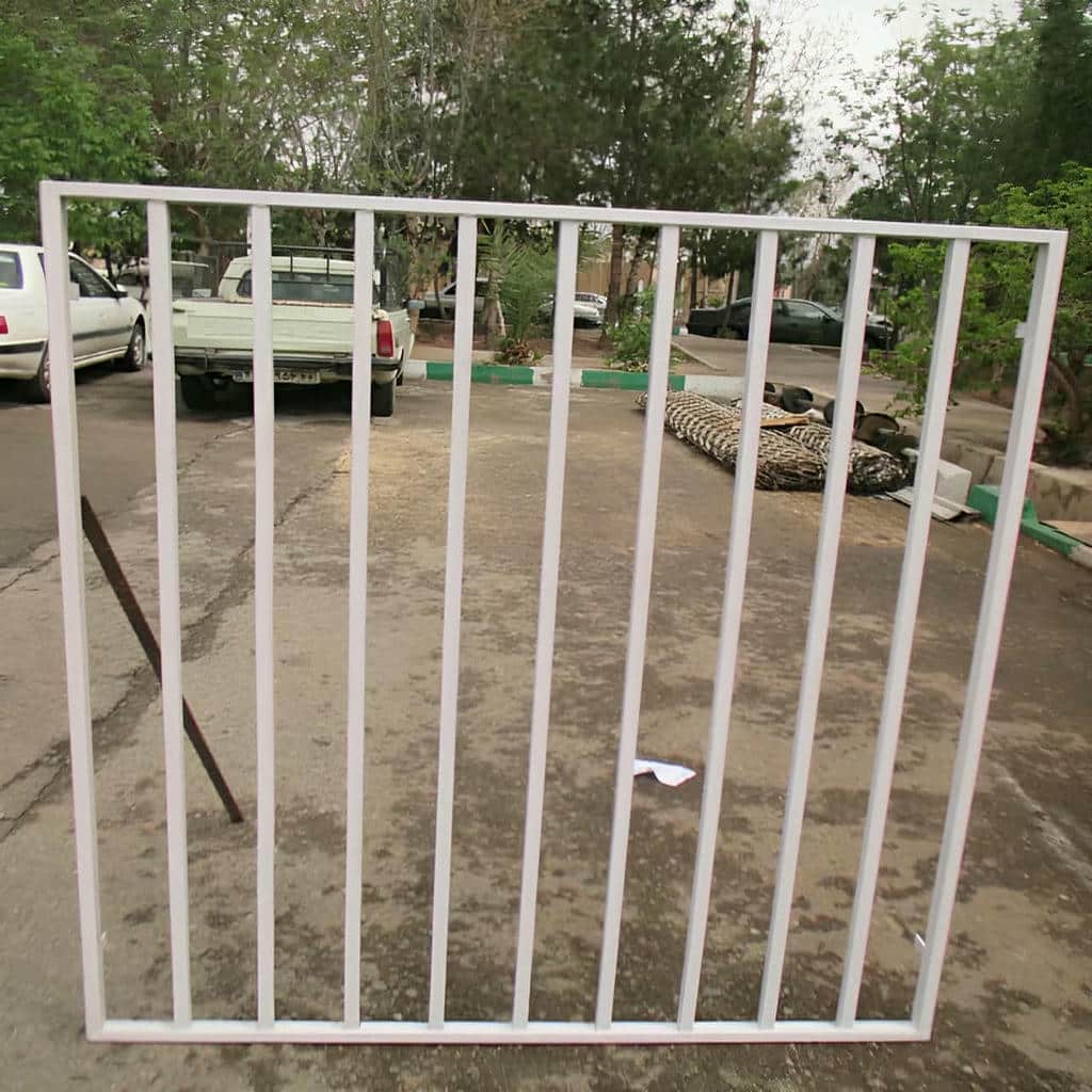 نمای گارد مشکی باریک جلوی گذر مراجعه کنندگان