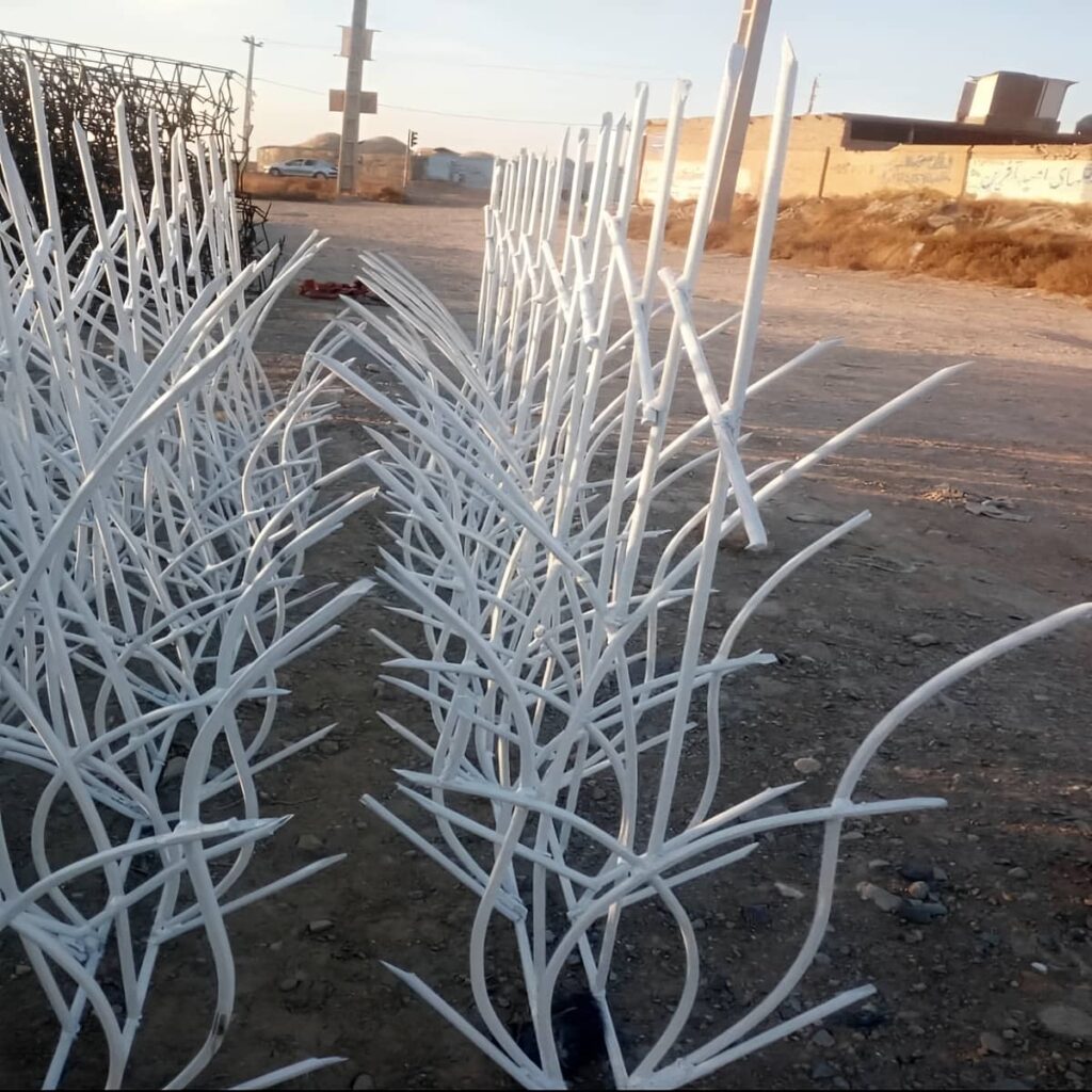 نمونه رنگ خاکستری مات روی شاخه آهنی