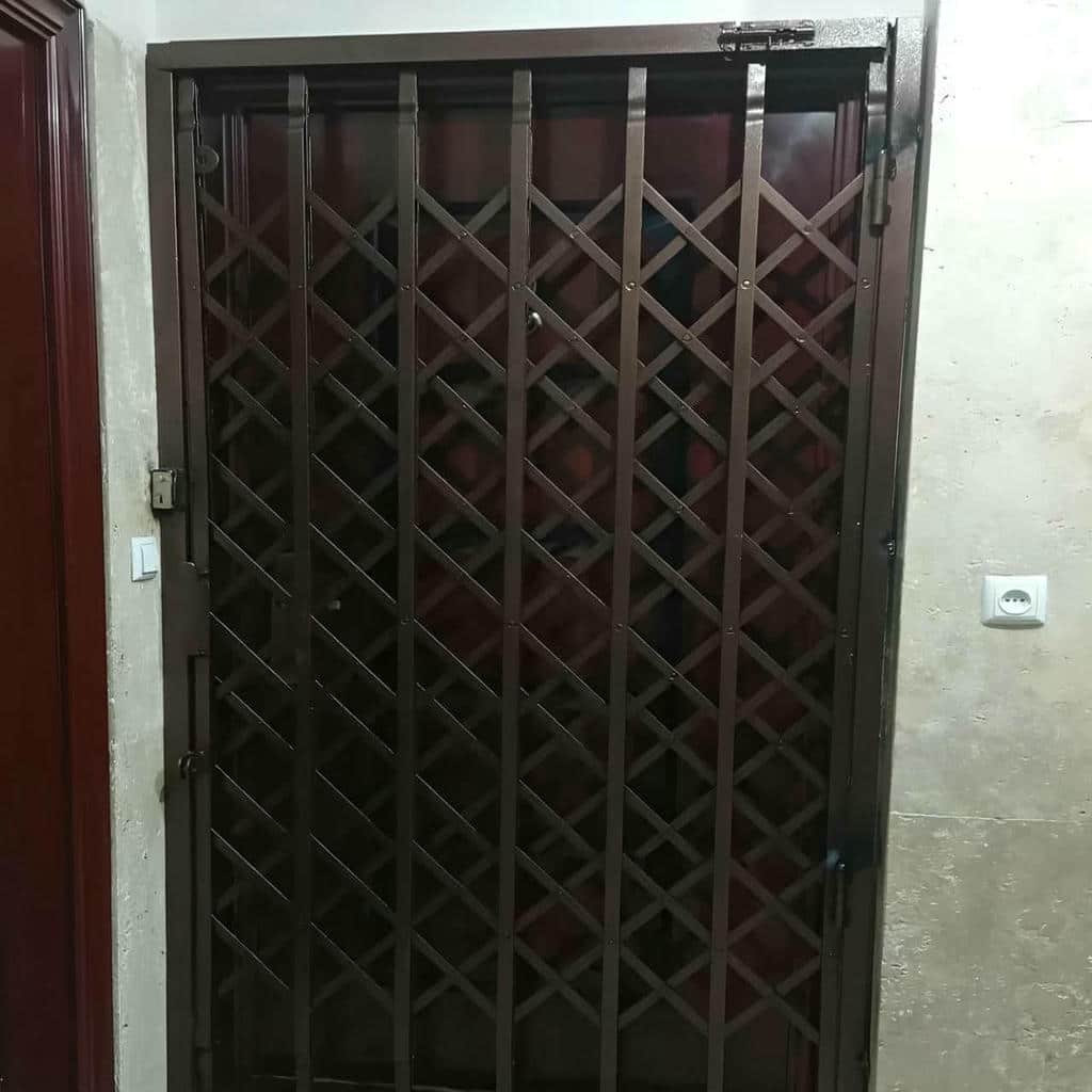 نمونه گارد کشویی طوسی کنار راهروی بازسازی‌شده