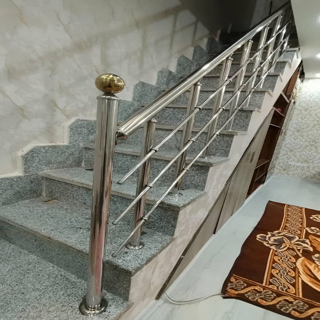 هندریل استیل براق مقابل پنجره راهرو