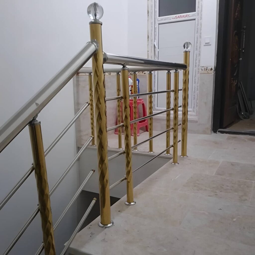 هندریل استیل برسخورده کنار شیشه قدی ساختمان هندریل استیل برسخورده کنار شیشه قدی ساختمان