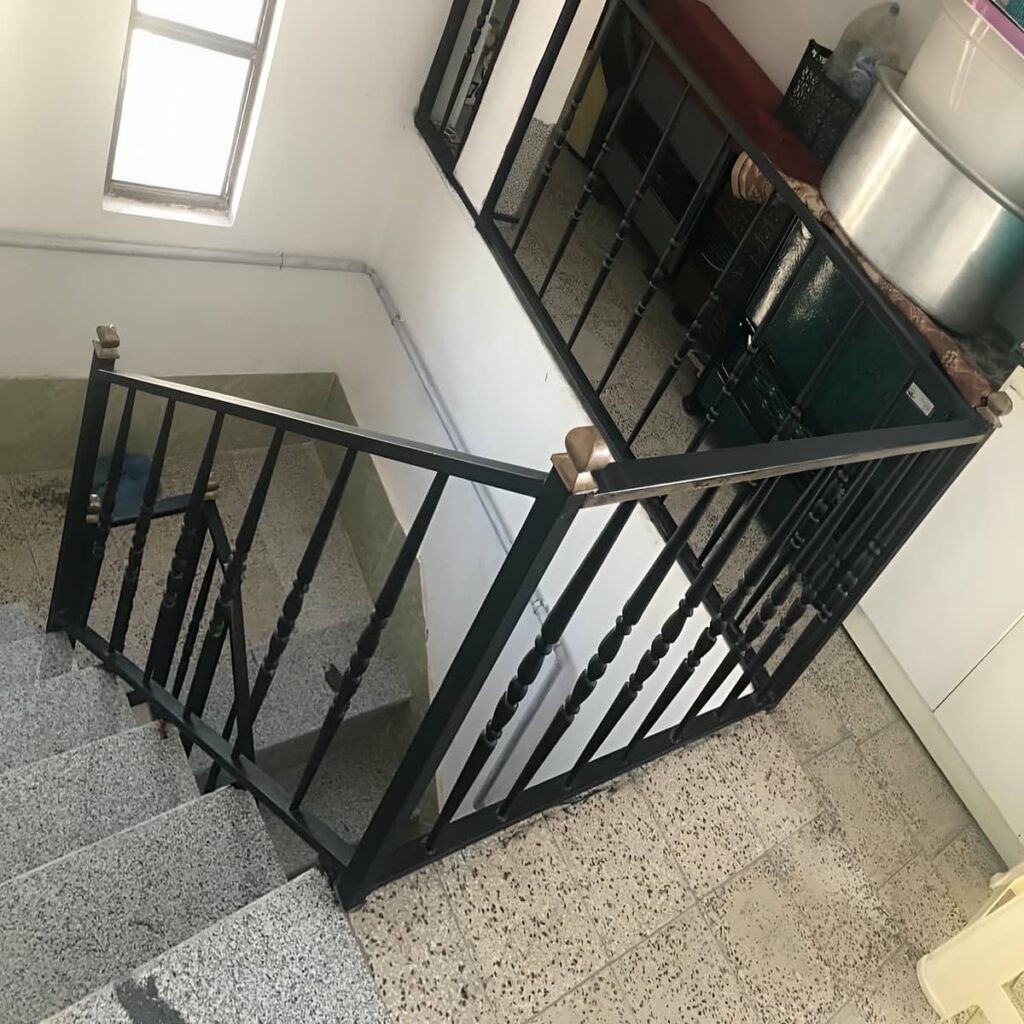 هندریل استیل برس خورده در پلکان مشترک هندریل استیل برس خورده در پلکان مشترک