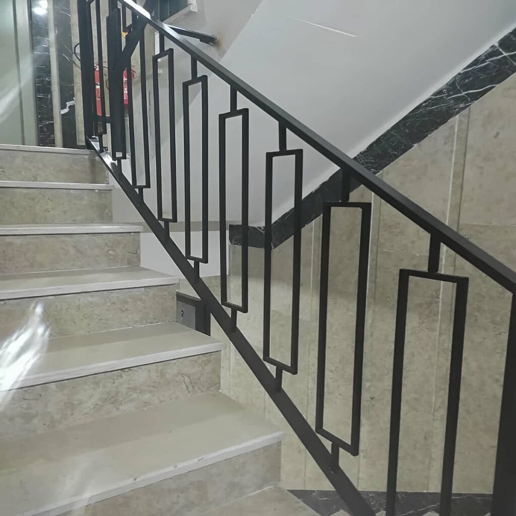 هندریل دیواری مات در مسیر کمعرض طبقه بالا هندریل دیواری مات در مسیر کمعرض طبقه بالا