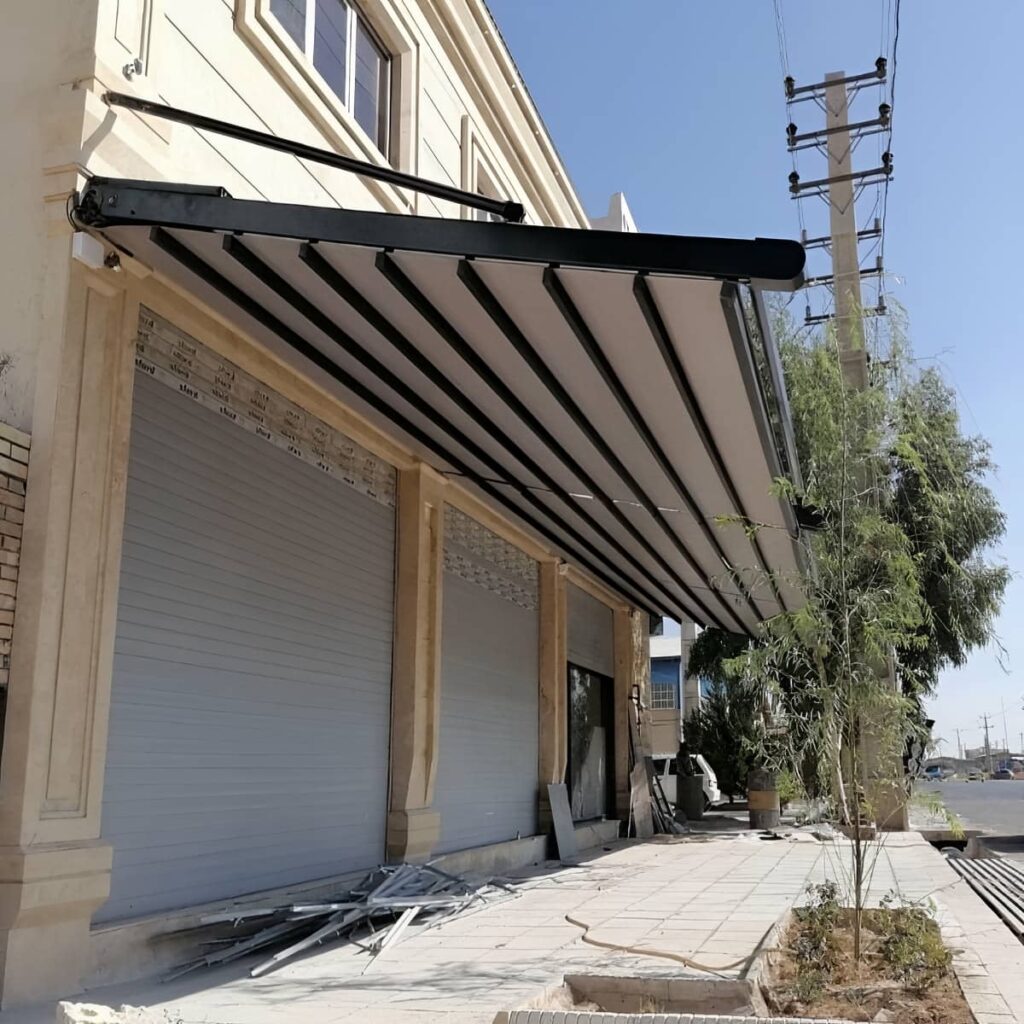 پارچه سایه انداز زیتونی بالای سکوی استراحت