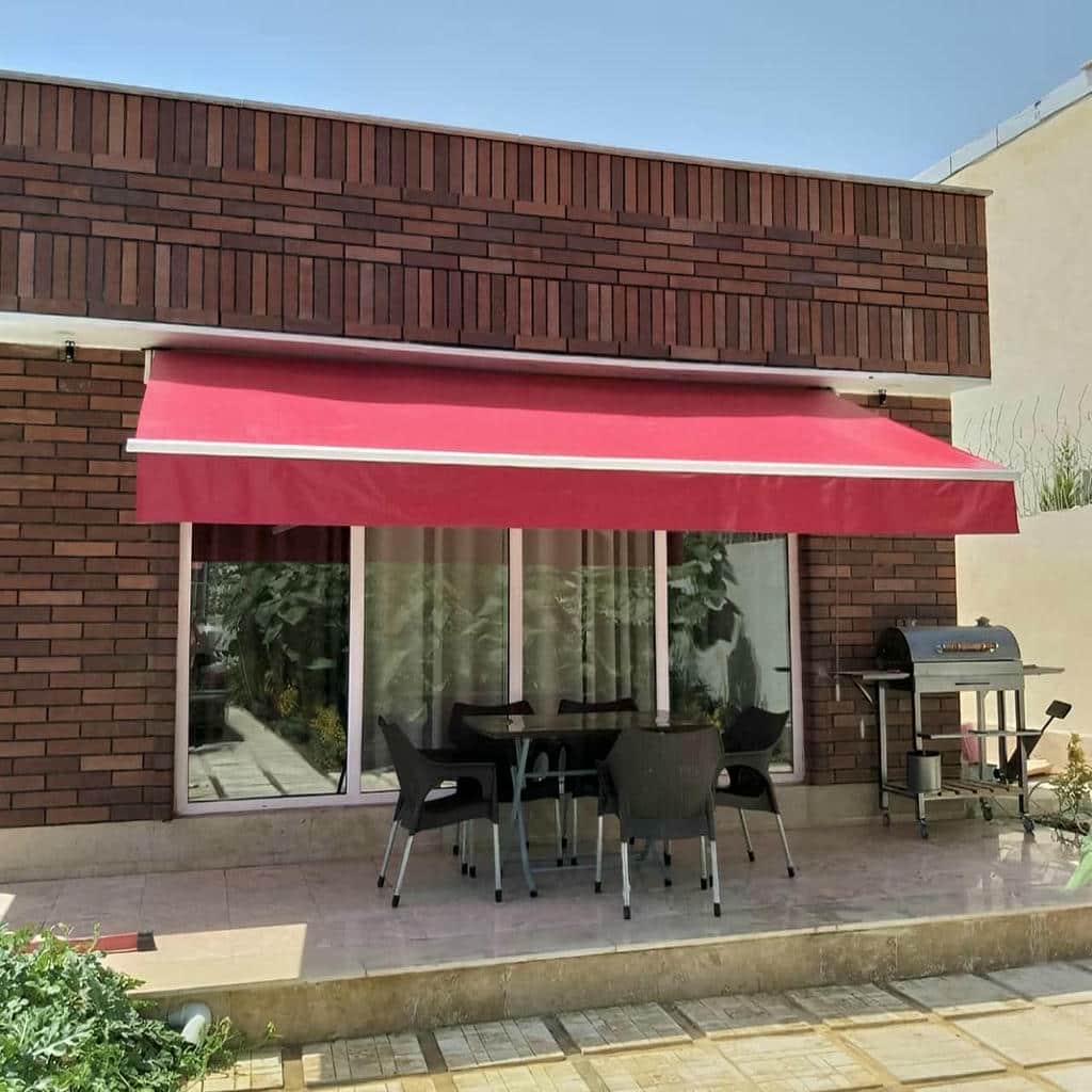 پارچه کرم جمع‌شونده مقابل پیشخوان تحویل گلدان