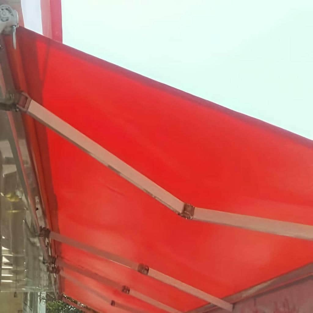 پارچه کرم متحرک کنار قوس آجری سردر