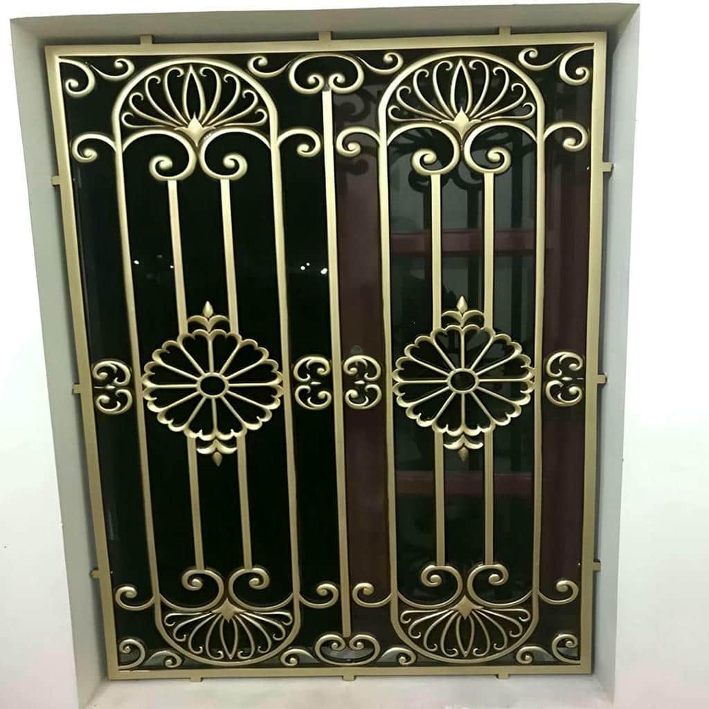 پنجره همکف با نرده عمودی خاکستری پنجره همکف با نرده عمودی خاکستری