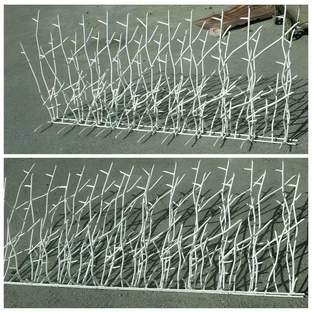 پنل سرنیزه‌ای منظم بالای دیوار کوتاه آجری