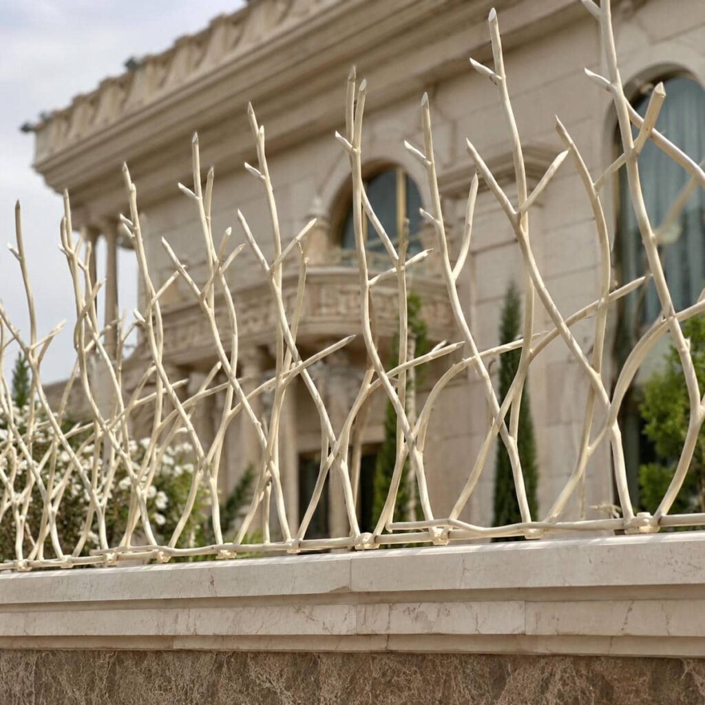 پنل سرنیزه ای مشکی بالای حصار بلوکی