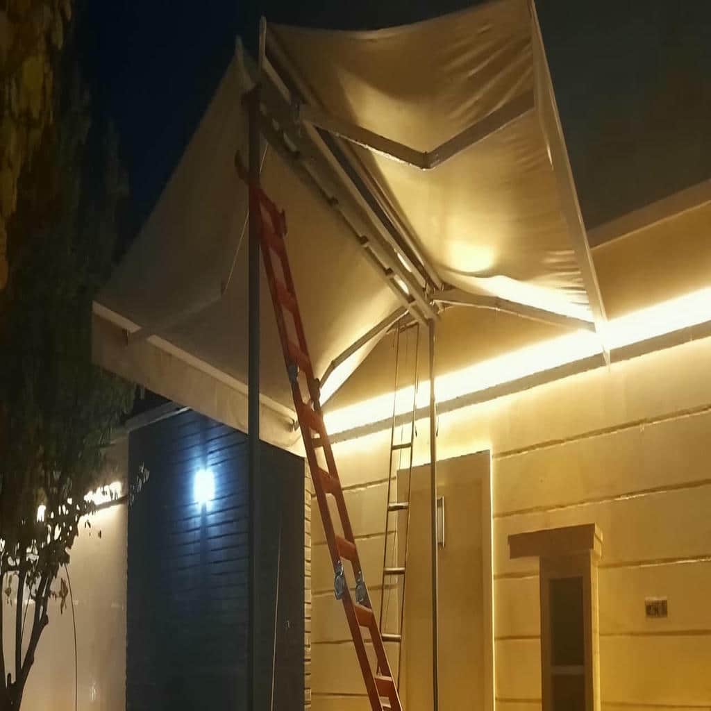 پوشش بازویی زیتونی بالای میزهای صبحانه باغی