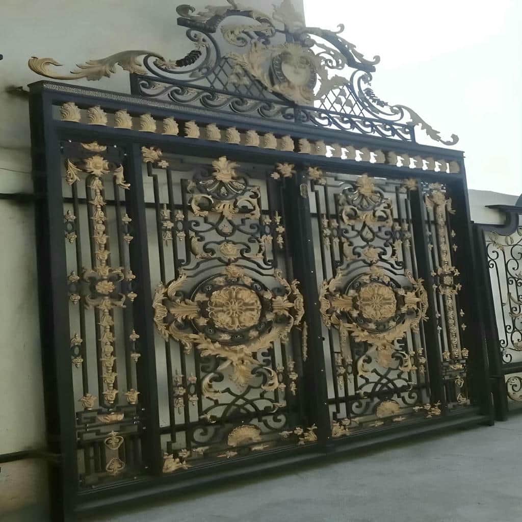 چارچوب آهنی مشکی کنار دیوار سنگی قدیمی