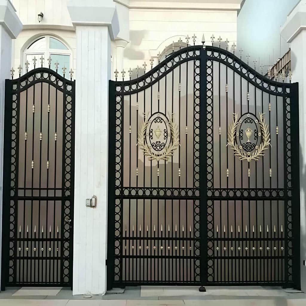 چارچوب فلزی طوسی نصب شده کنار دیوار سنگی