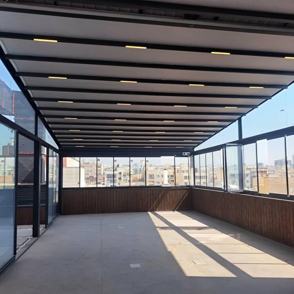 چرخ دستی پر از گلدان زیر پوشش متحرک