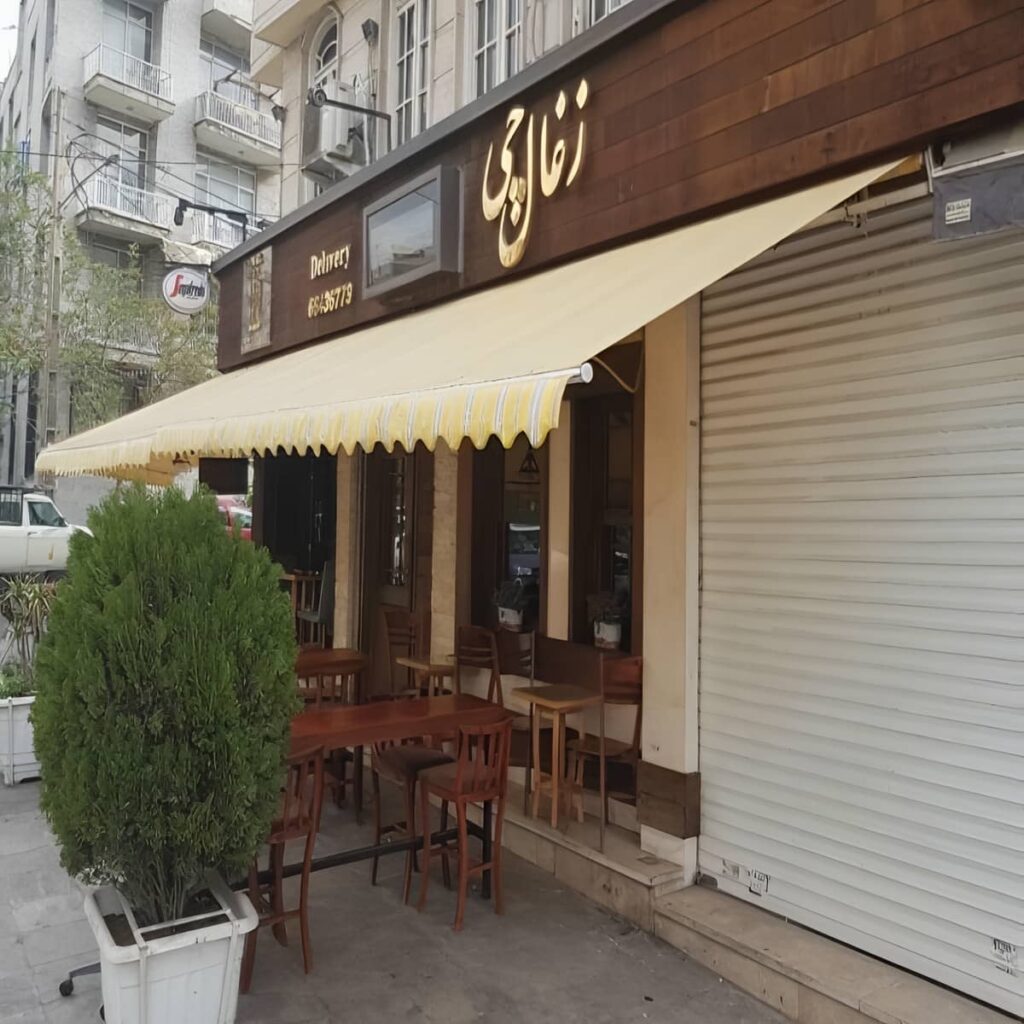 کارتن های ظروف سفالی زیر پوشش بازویی بژ